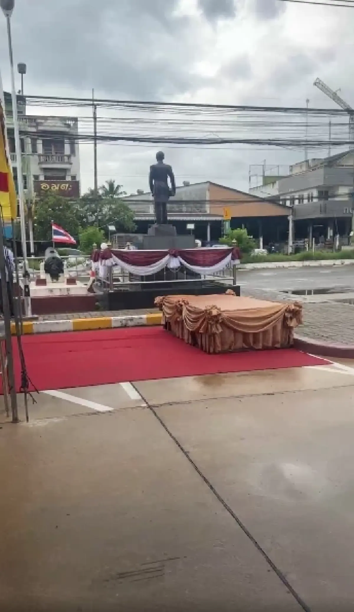 ทะเบียนรถเครนยกรูปหล่อเสด็จเตี่ย ขนลุกฝนหยุดตรงฤกษ์ 09.09 น.