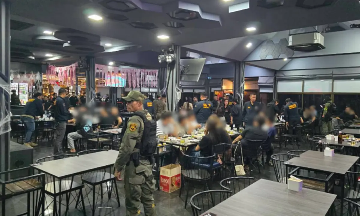 บุกตรวจร้านเหล้าไร้ใบอนุญาต เปิดเกินเวลา พบยาเสพติด เล่นพนัน
