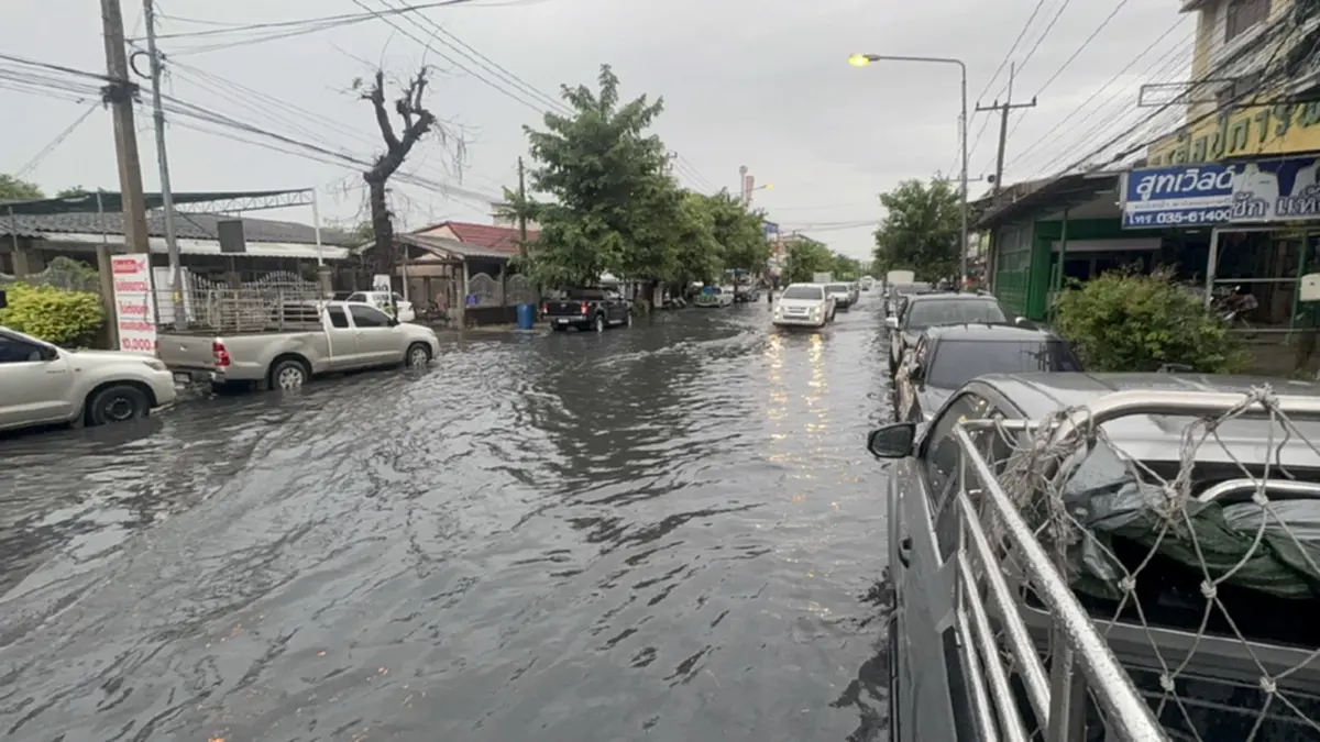 ฝนถล่มอ่างทองจม! น้ำขังสูง 60 ซม. เทศบาลฯ เร่งสูบ 2 ชม. แห้ง