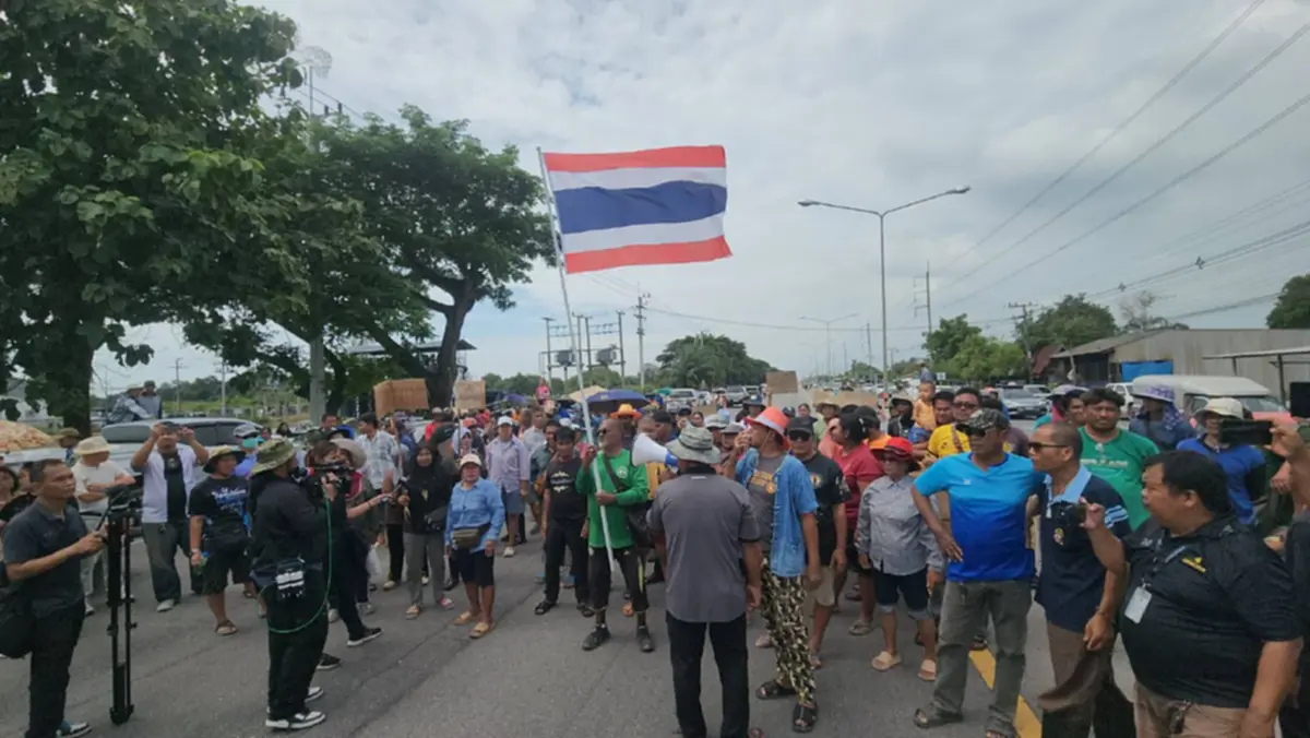 ชาวบ้านองครักษ์ ไม่ทน รวมตัวประท้วง จี้เปิดประตูระบายน้ำคลอง 12