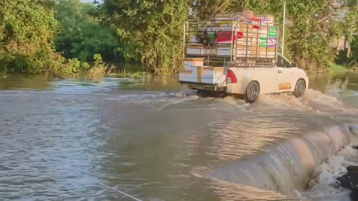 น้ำแม่วงก์ทะลักท่วมลาดยาว! ถนนจม 60 ซม. รถเล็กผ่านไม่ได้