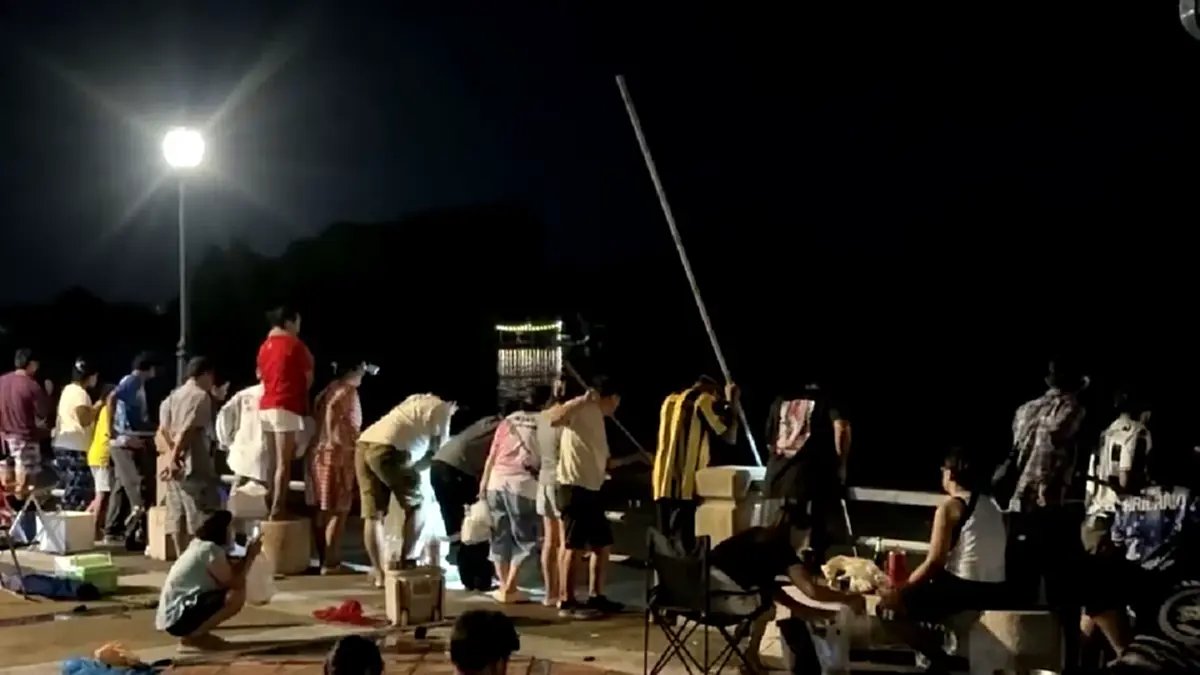 แปดริ้วคึกคัก! แห่ช้อนกุ้งขาวหลุดบ่อน้ำท่วมริมบางปะกง