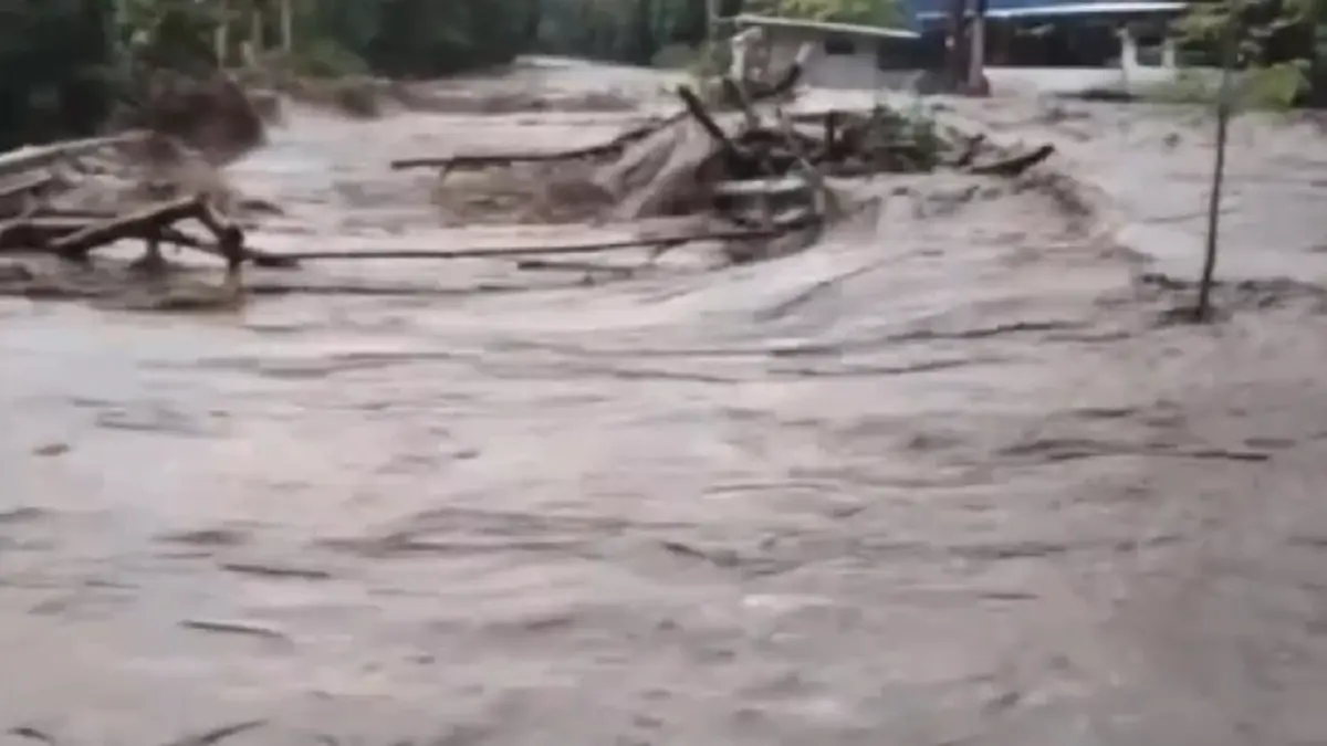 น้ำป่าสอยดาวทะลักท่วมบ้านพังระเนระนาด เร่งช่วยด่วน