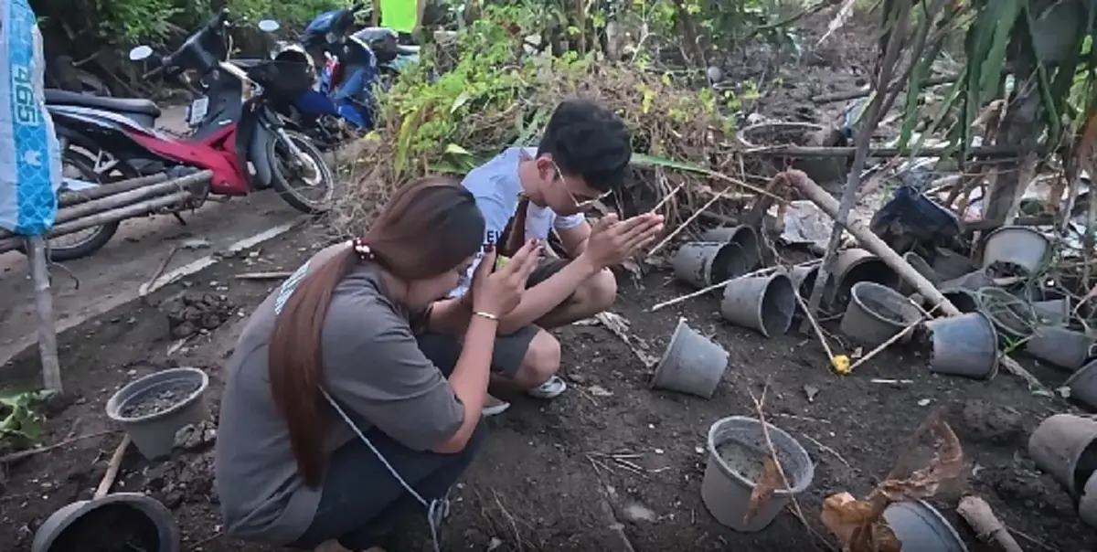 ลูกชายจุดธูปไหว้พระแม่คงคา ขอพบพ่อหายตัวช่วงน้ำท่วม
