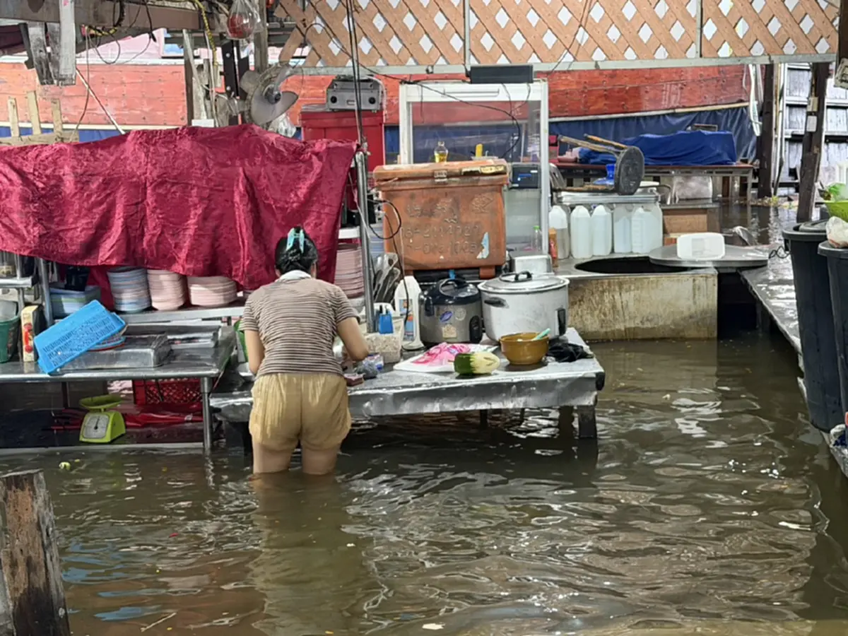 น้ำคลองรังสิตทะลักท่วมร้านก๋วยเตี๋ยวเรือ 70 ซม. เร่งขนย้ายหนี