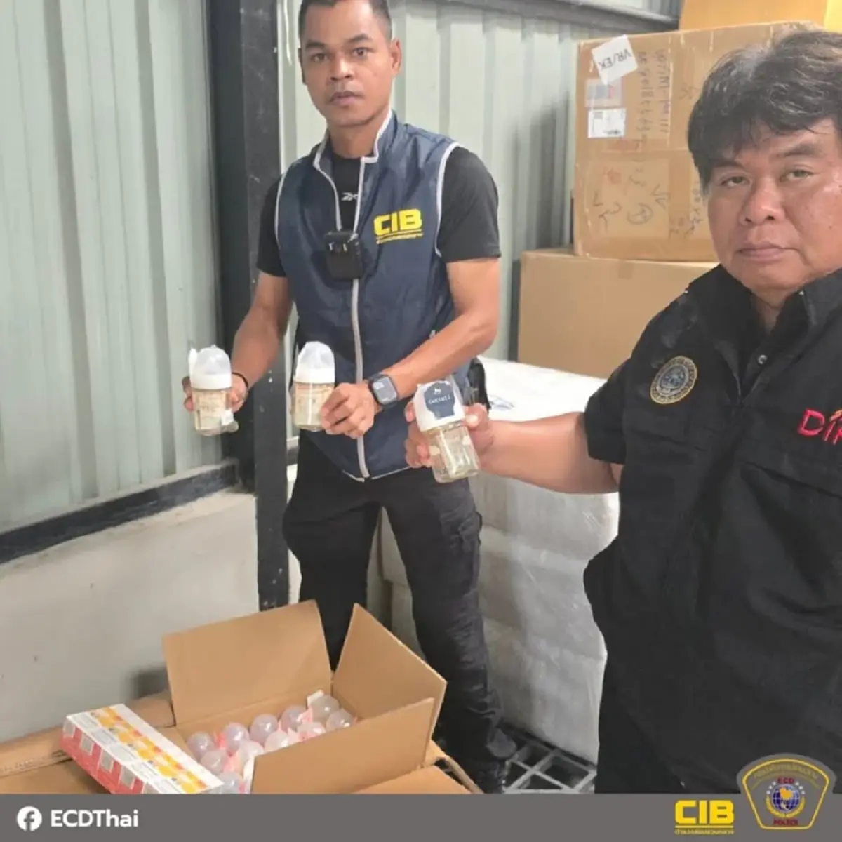 พ่อแม่รีบเช็ก ขวดนมราคาถูก ตำรวจบุกถึงคลัง เจอของกลางเพียบ