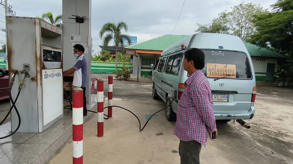 สู้น้ำมันแพงไม่ไหว! รถรับส่งนักเรียนอุทัยฯ แห่ใช้แก๊ส LPG