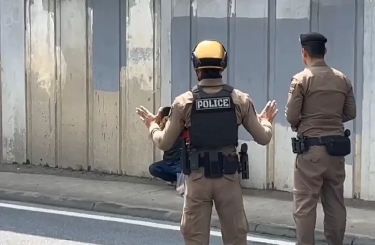 ด่วน ชายจี้หนูน้อยเป็นตัวประกัน ใต้สะพานข้ามแยกยมราช