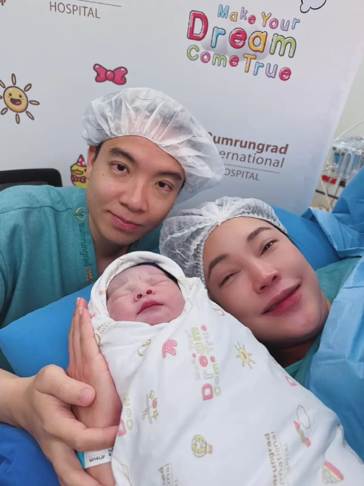 เมย์ พิชญ์นาฏ คลอดแล้ว เผยโฉมหนูน้อยผิวขาวจ้ำม่ำน่ารักน่าเอ็นดู