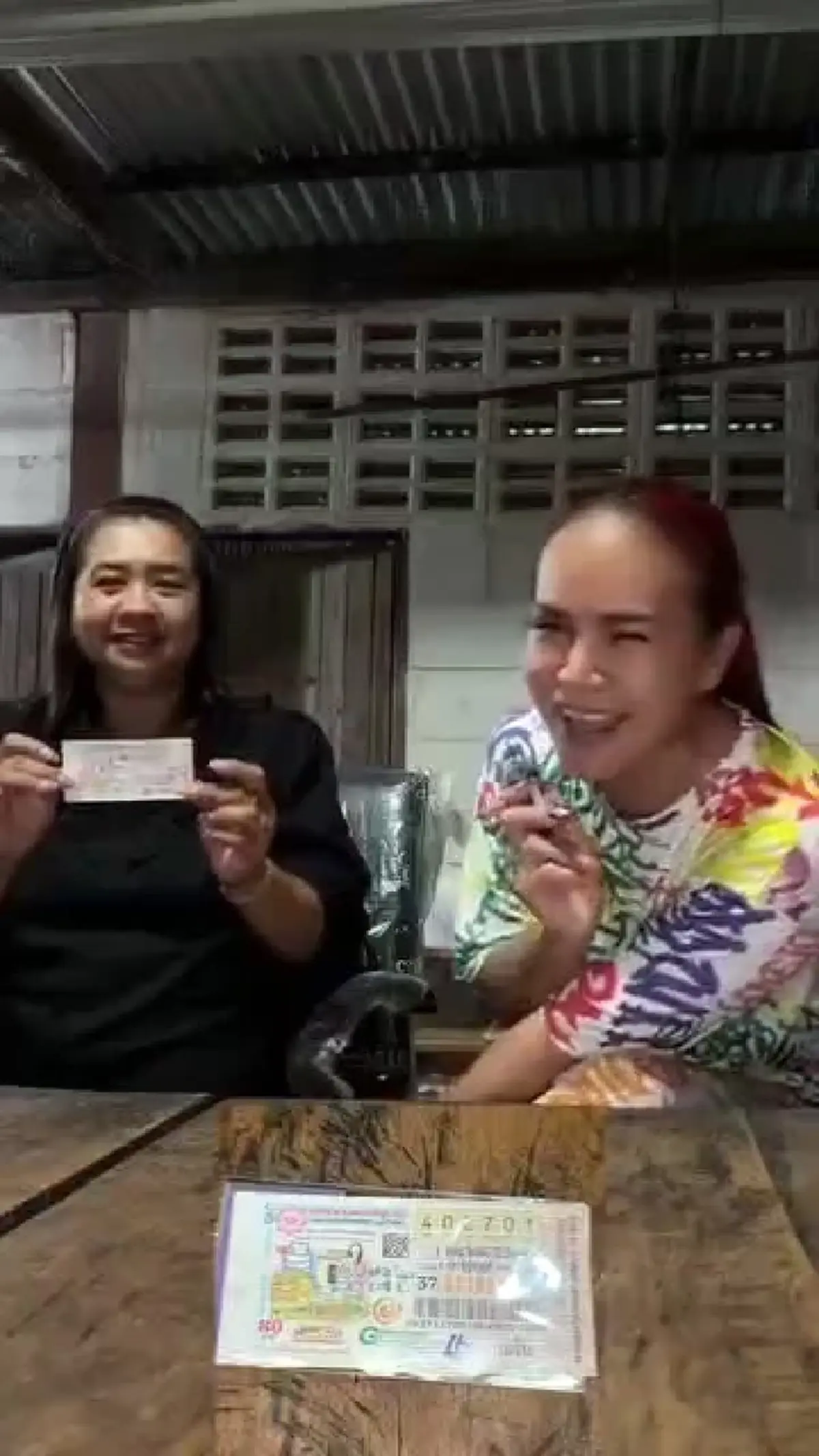 ขนลุก! ครูปุ้ยล้วงไหได้เลข ก่อนเฮลั่นถูกรางวัลที่ 1 สองใบ