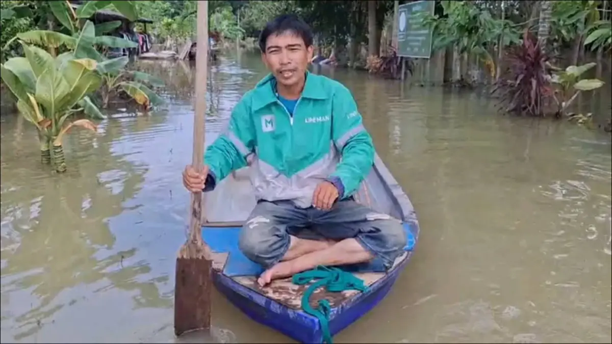 ใจสู้เกินร้อย! สัปเหร่อไรเดอร์พายเรือฝ่าน้ำท่วมส่งอาหาร