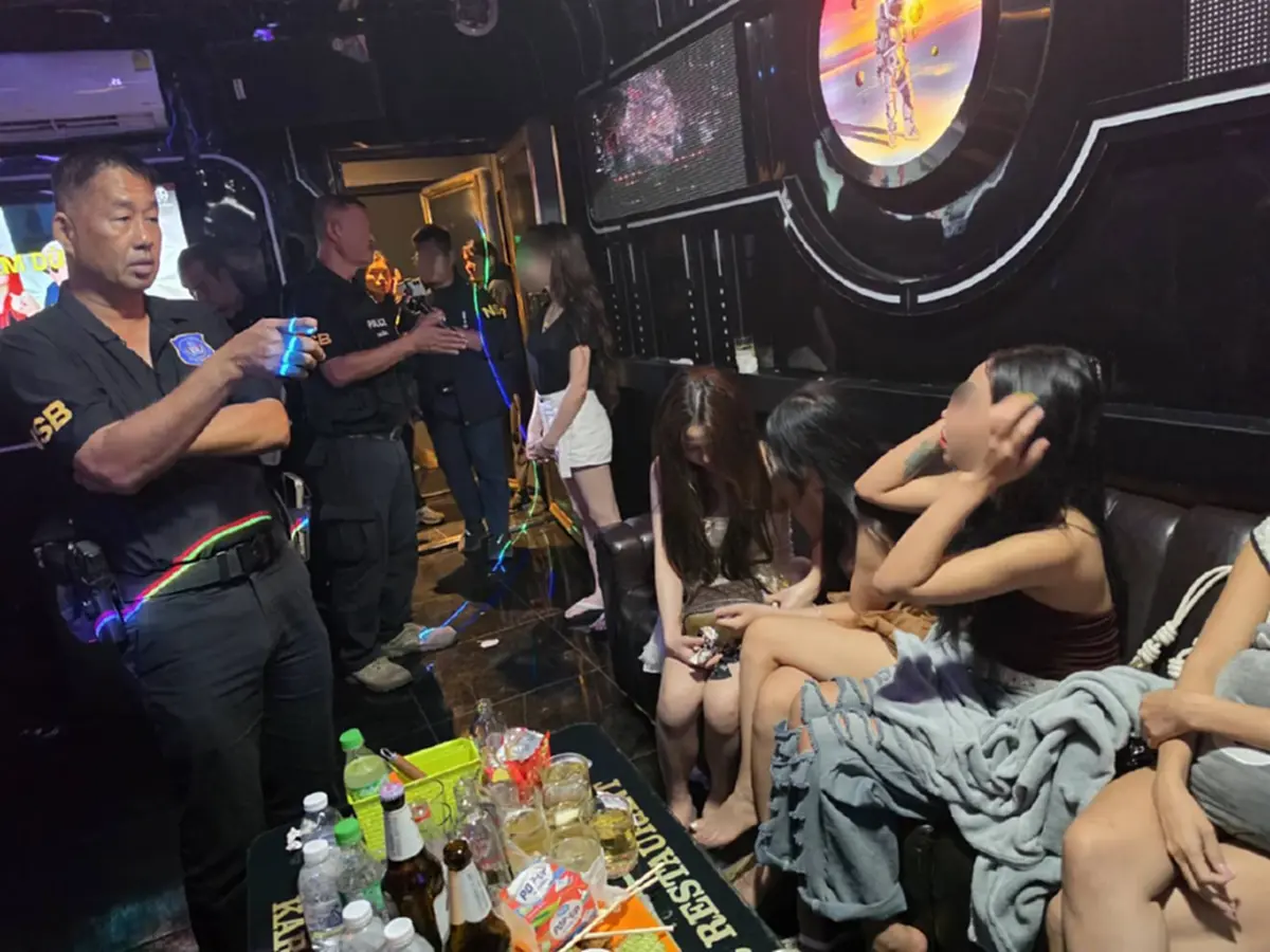 บุกคาราโอเกะย่านนวลจันทร์ รวบแก๊งพนักงานเวียดนาม มั่วสุมค้ายาเสพติด