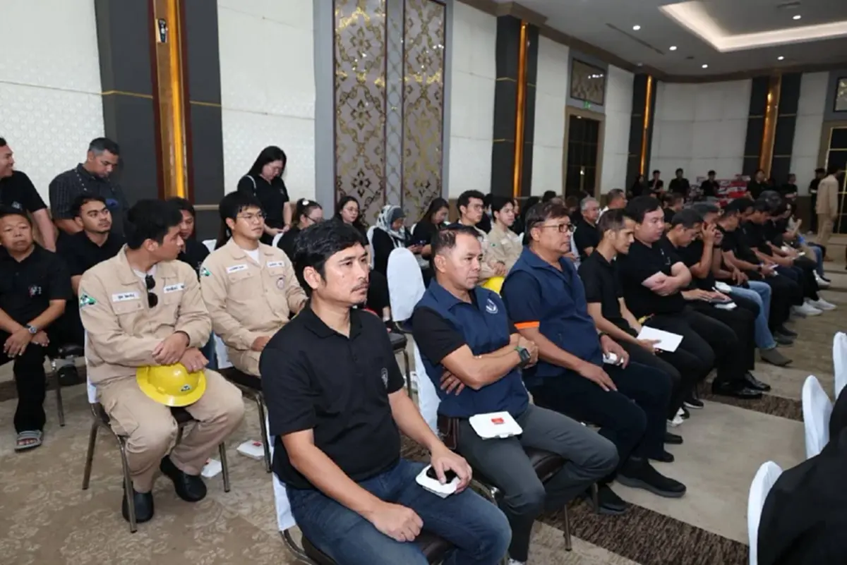 "พม." ลุยรวมพลังช่างไทย ฟื้นฟูเคหะคลองจั่น-ร่มเกล้า หลังน้ำท่วม