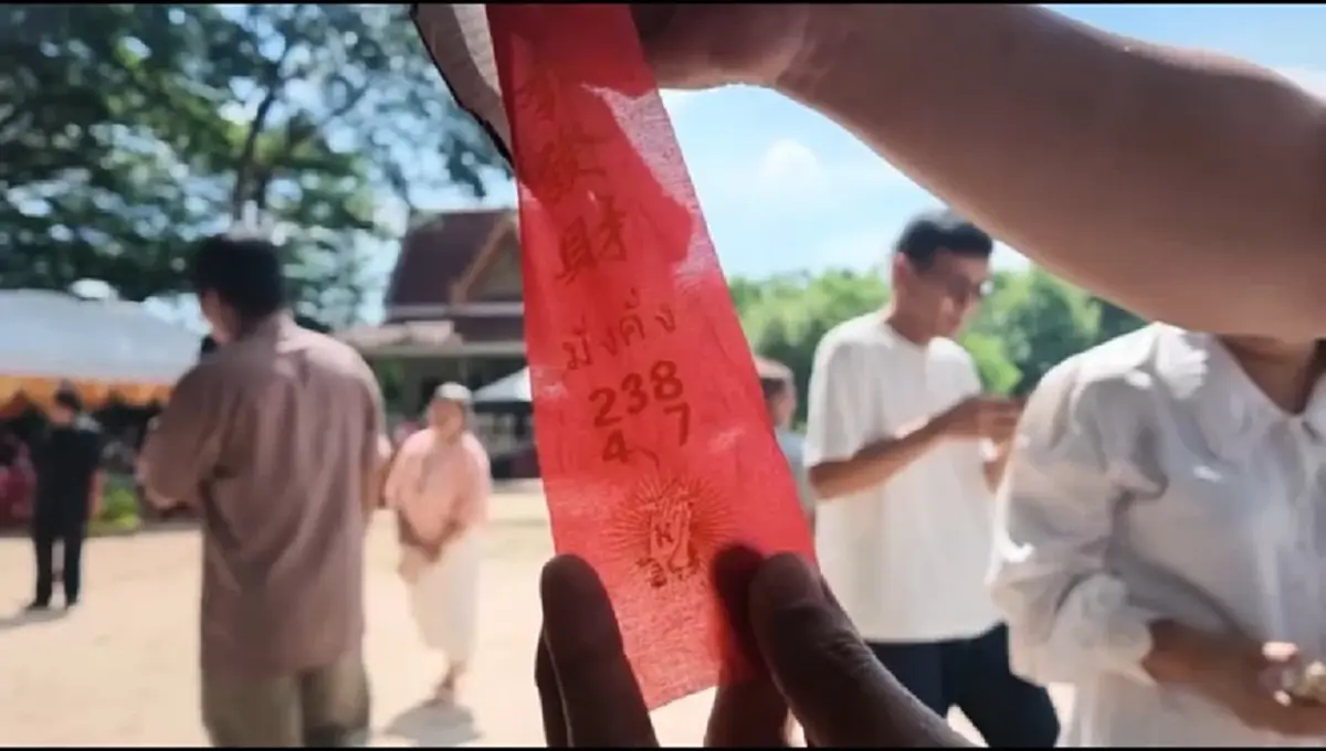 เปิดเลขมงคล พิธียกฉัตรทองคำขึ้นประดิษฐานบนยอดเมรุหลังใหม่