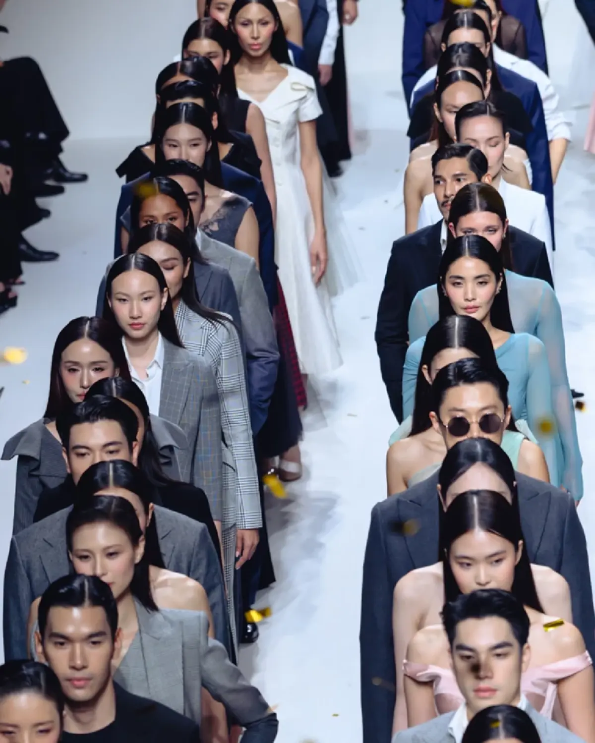 ลูกไม้ตกใต้ต้น  ลูกสาวนางแบบชื่อดัง เดินสับบนรันเวย์ สวยคมสง่า