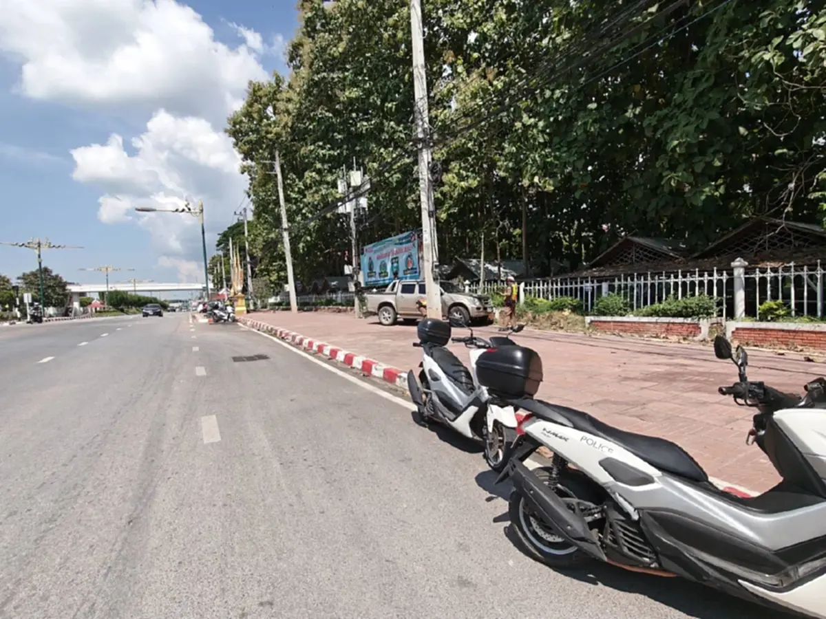 อย่าหาทำ! กระบะจอดบนฟุตปาธ อ้างไม่รู้ว่าผิดกฎหมาย โดนปรับ 500 บาท