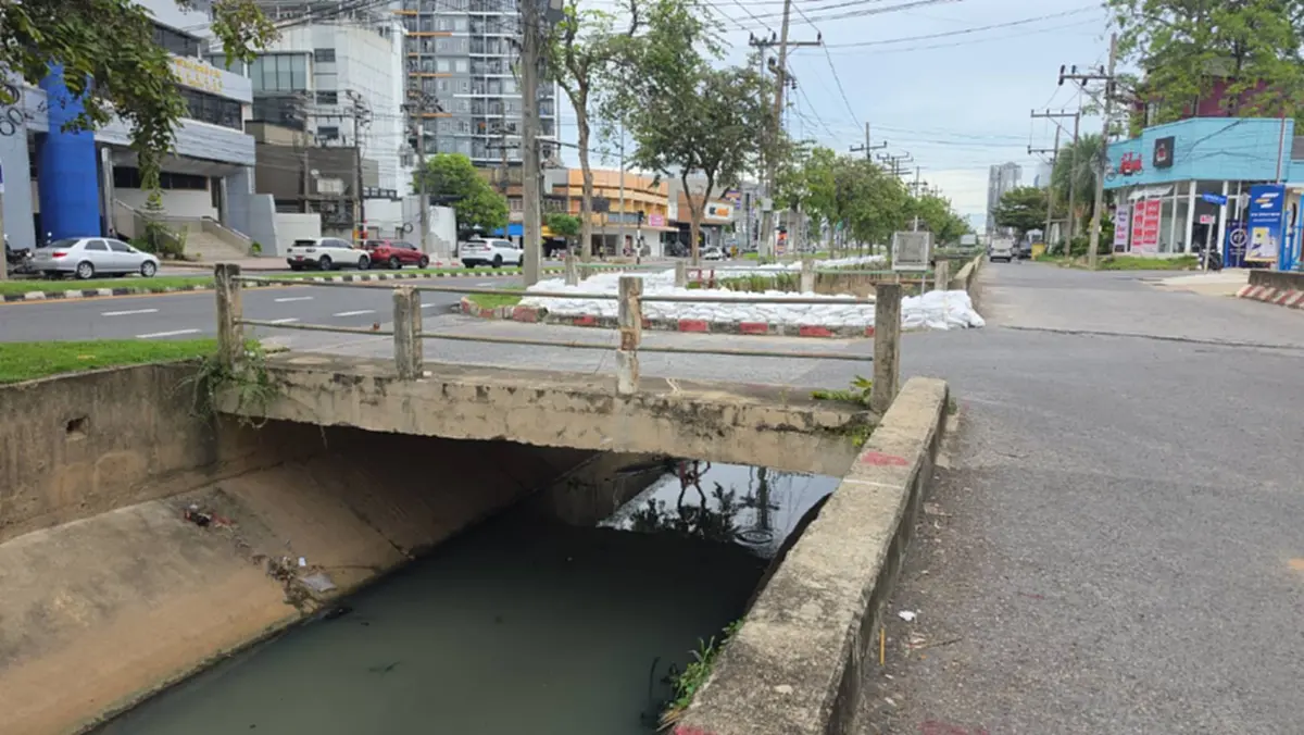 ชาวบ้านหาดใหญ่โวยวางกระสอบทรายคลอง 30 เมตร จี้ตั้งเครื่องดันน้ำ