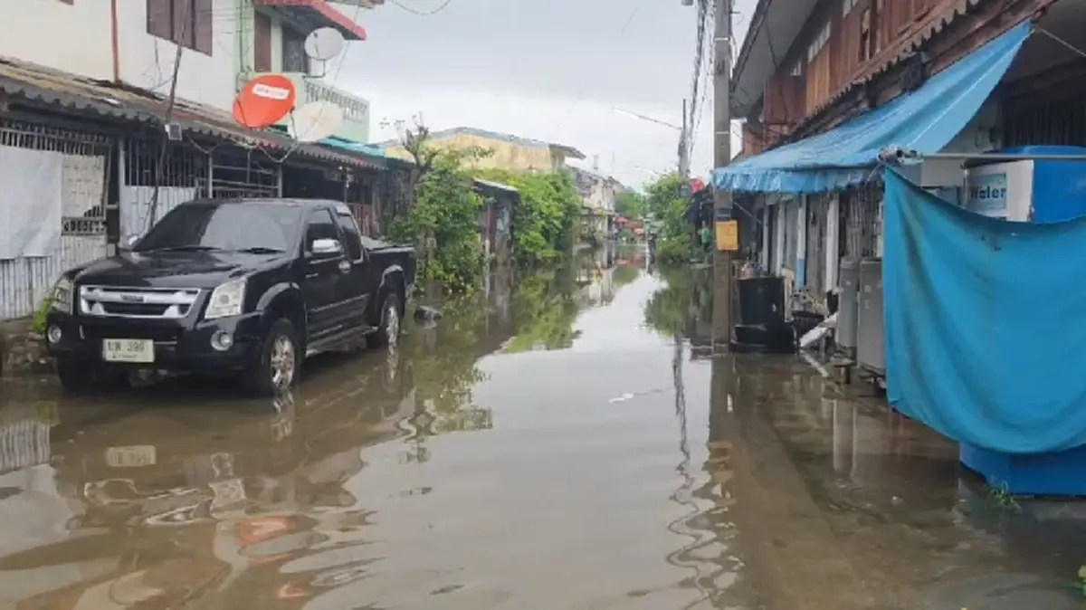 ฝนถล่มข้ามคืน ถนนกลายเป็นทะเล ชาวบ้านจวกยับการจัดการน้ำ