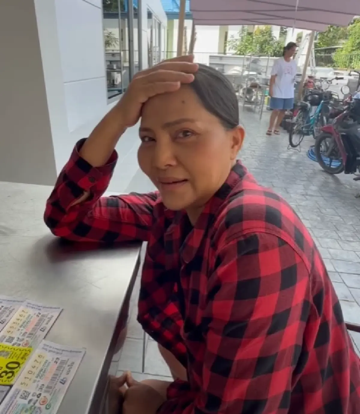 "สุนารี" โชว์ลอตเตอรี่ ให้แฟนๆชม ก่อนเล่าความฝันประหลาด