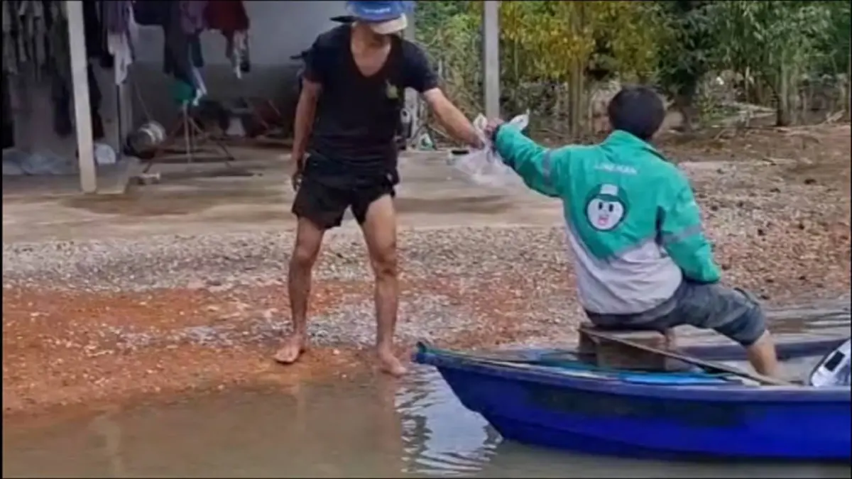 ใจสู้เกินร้อย! สัปเหร่อไรเดอร์พายเรือฝ่าน้ำท่วมส่งอาหาร