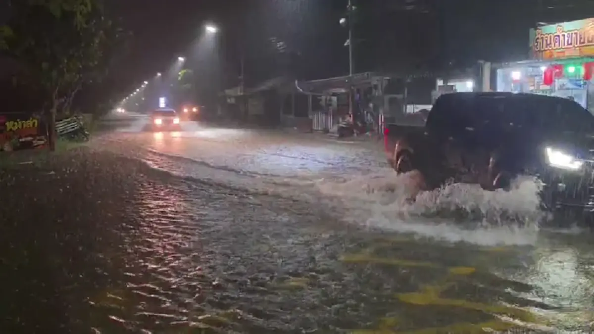 เตือน 5 นาทีฝนถล่มยับ! เมืองกาญจน์จมบาดาล ขนของหนีน้ำวุ่น