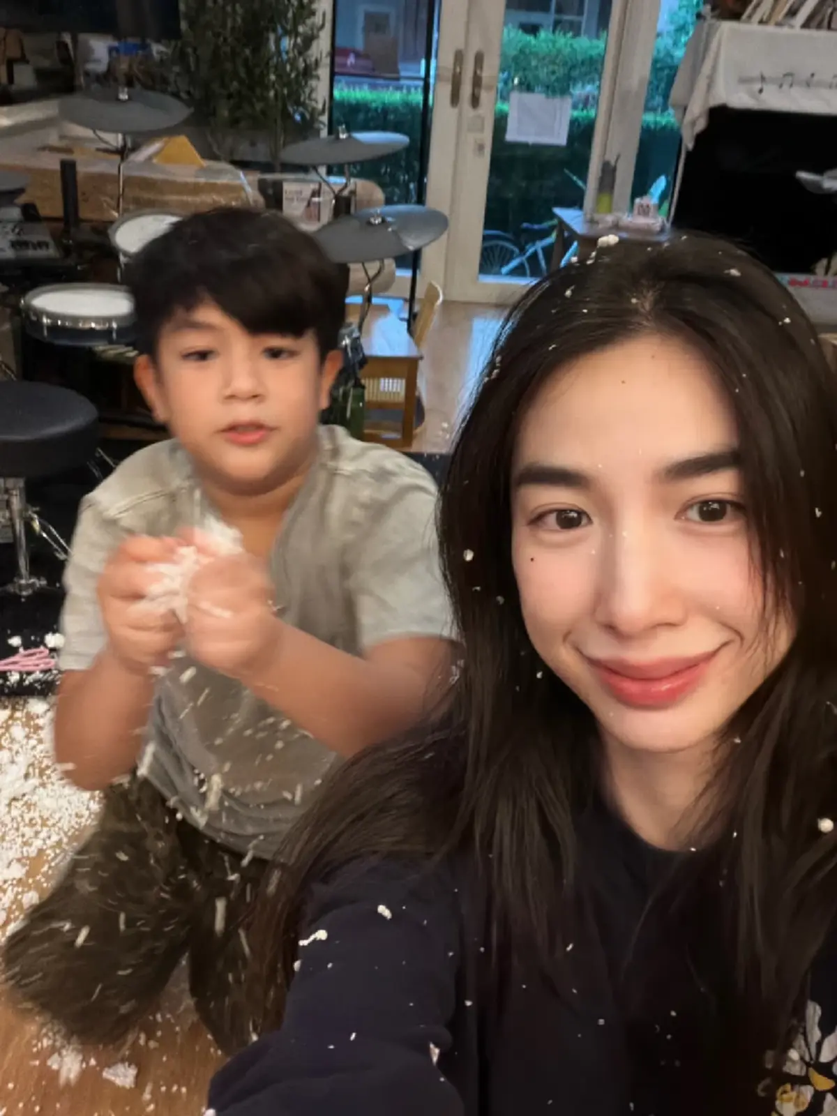 พี่เลี้ยงออนไลน์แทบช็อก ลูกชายดาราดัง เล่นหิมะโฟมเต็มบ้าน 