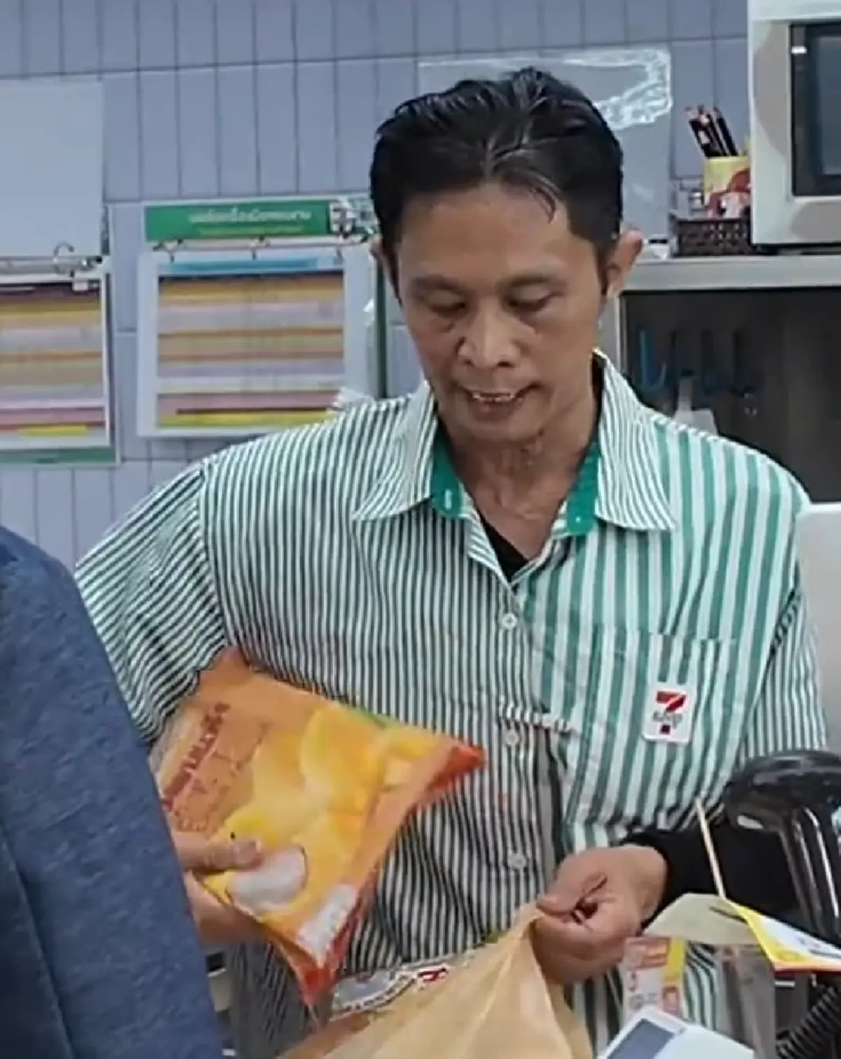 รู้แล้วเป็นใคร พนง.ร้านสะดวกซื้อพูดได้ 7 ภาษา ที่แท้จบสูง มีแฟนไม่ธรรมดา