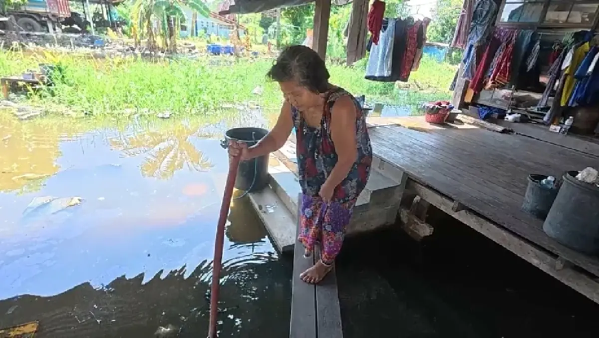ท่วมขังเป็นเดือน! ชาวบ้านบางน้ำเปรี้ยวผจญน้ำเน่า ปลิง-ยุงชุกชุม