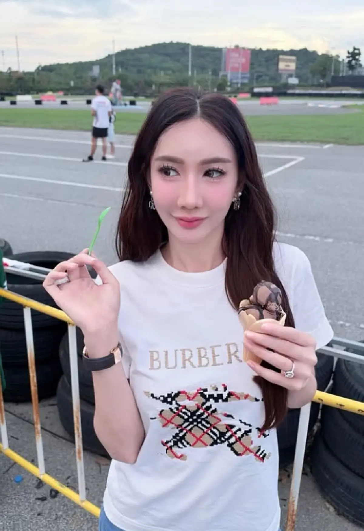 เปิดอายุจริง "เบนซ์ พริกไทย" รู้แล้วถึงกับไม่เชื่อ หน้าเด็กมาก