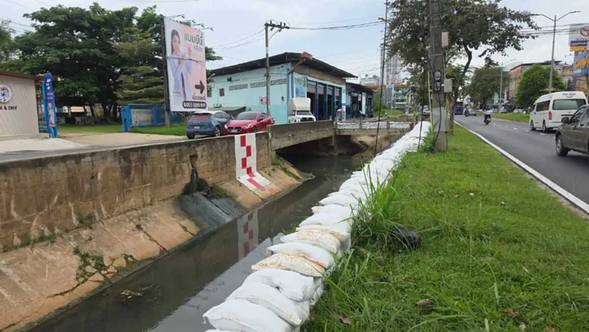 ชาวบ้านหาดใหญ่โวยวางกระสอบทรายคลอง 30 เมตร จี้ตั้งเครื่องดันน้ำ