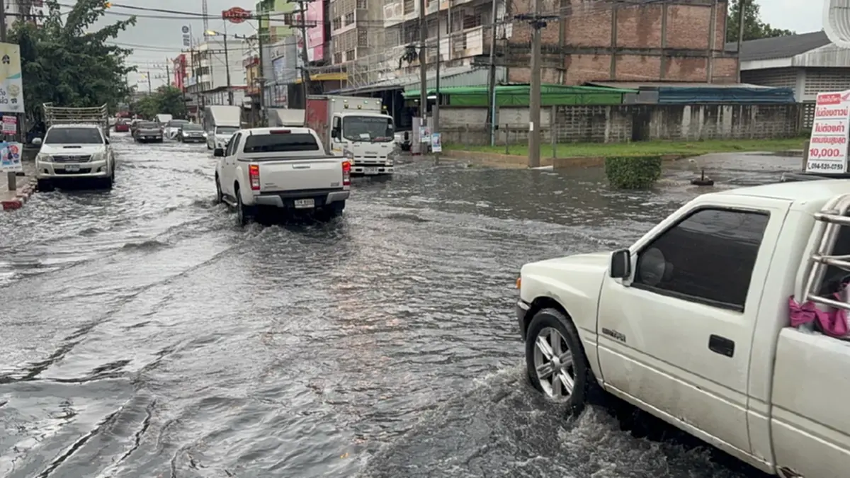 ฝนถล่มอ่างทองจม! น้ำขังสูง 60 ซม. เทศบาลฯ เร่งสูบ 2 ชม. แห้ง