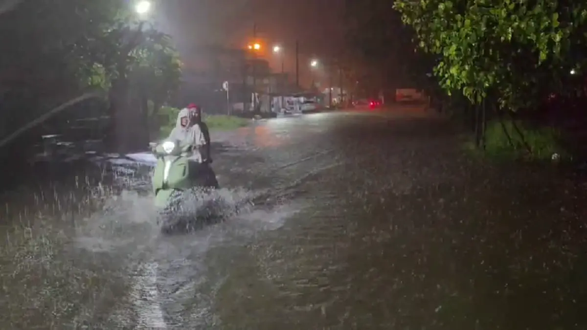 เตือน 5 นาทีฝนถล่มยับ! เมืองกาญจน์จมบาดาล ขนของหนีน้ำวุ่น