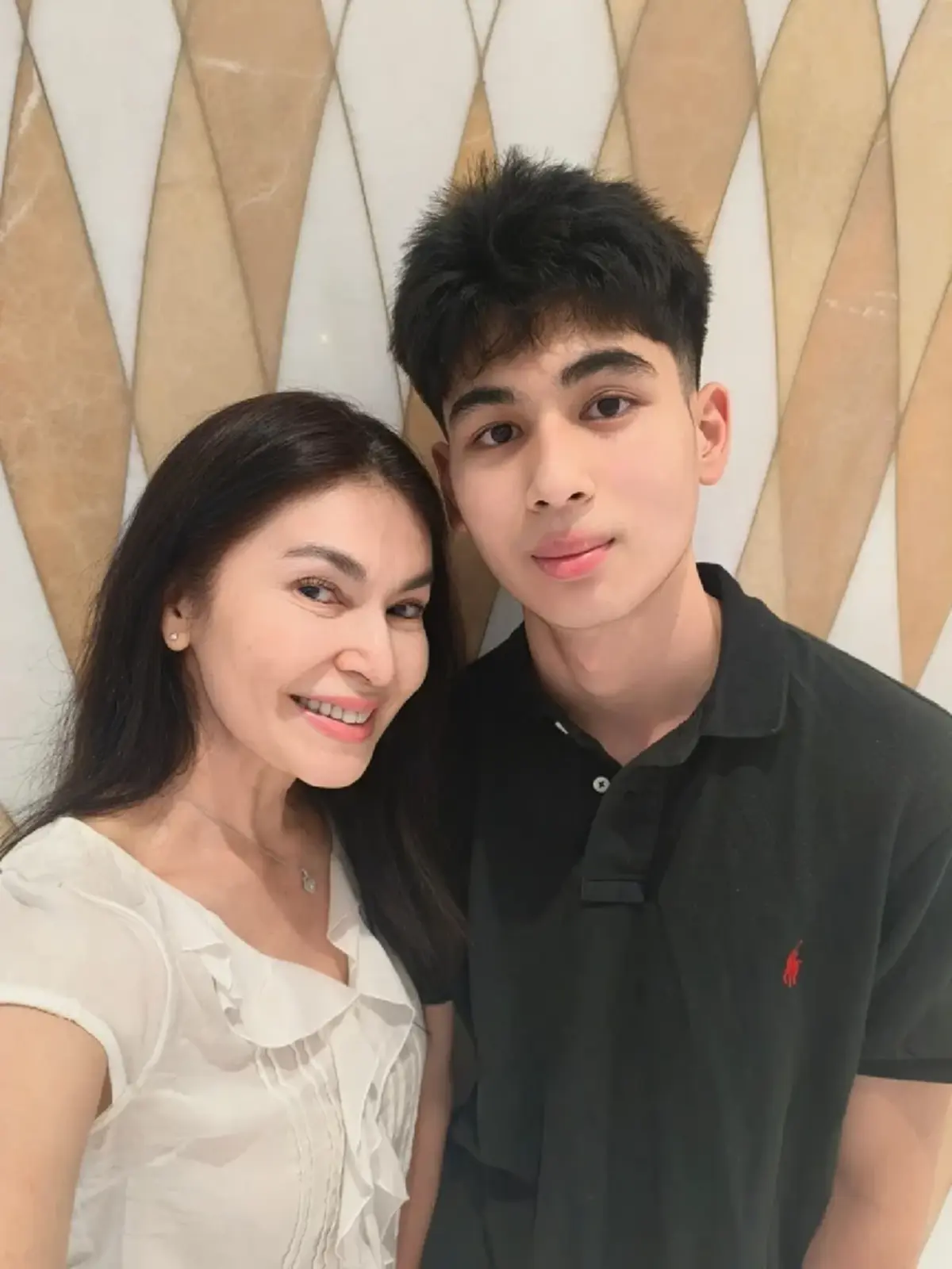หล่อฉายออร่า ลูกชาย ตุ้ย-แอนนา โตเป็นหนุ่ม  หน้าตาได้พ่อแม่เต็มๆ