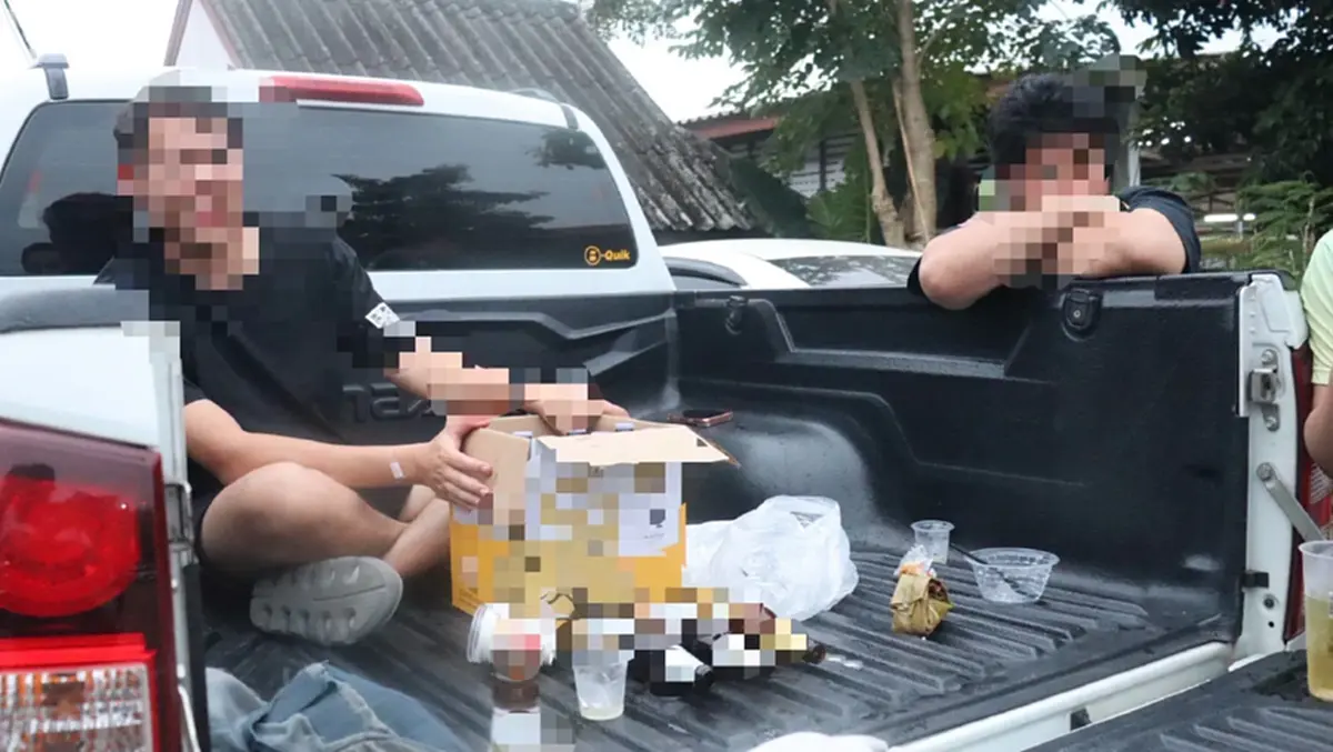 ไม่เกรงใจกฎหมาย! ตั้งวงก๊งเหล้าท้ายกระบะในที่ว่าการอำเภอ