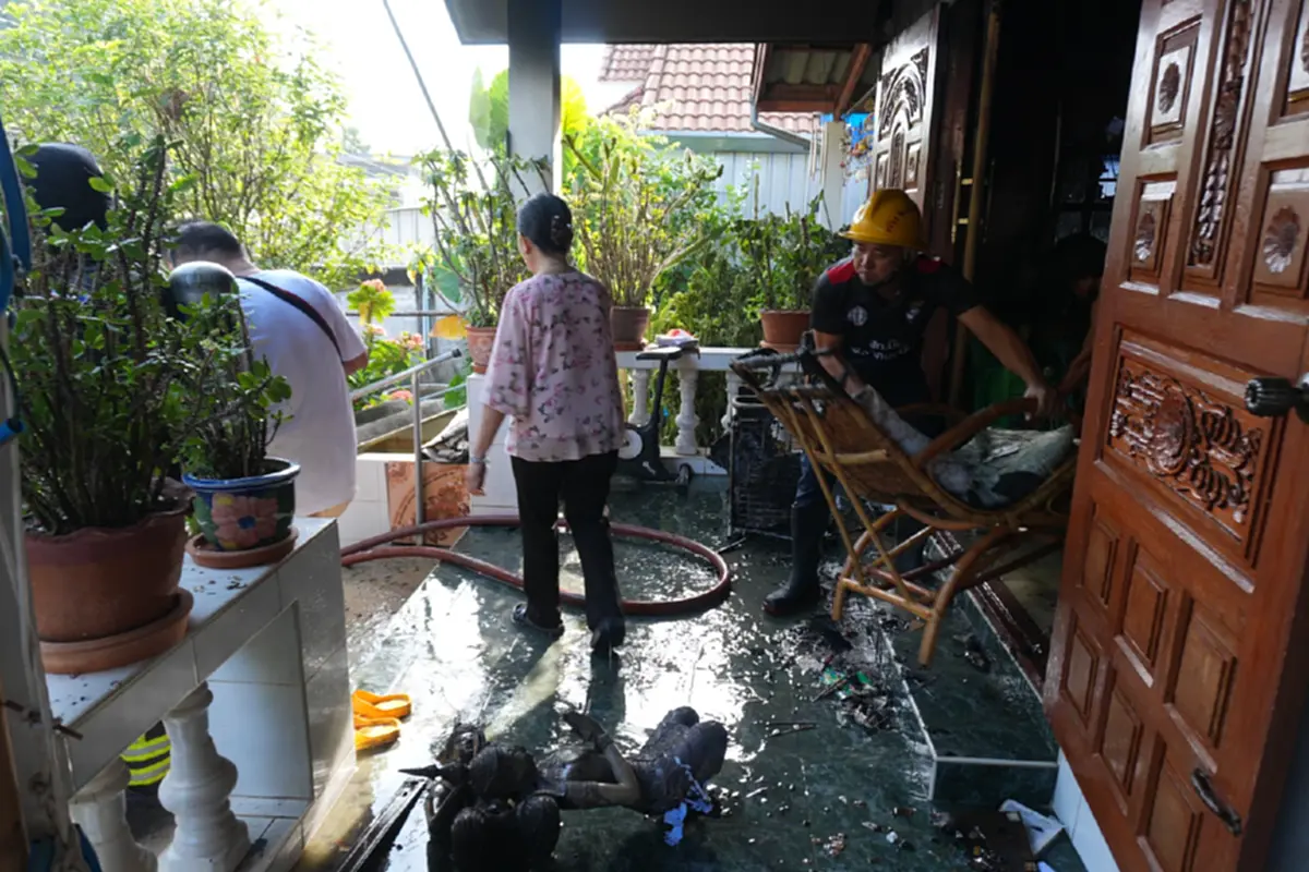 ไฟไหม้บ้านแม่สายวันออกพรรษา ช่วยตายาย 90 ปี รอดหวุดหวิด