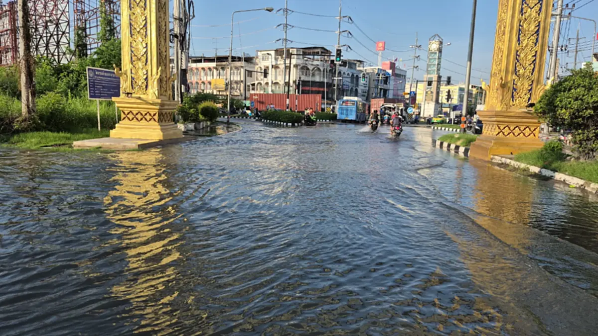 น้ำหนุน 3.9 เมตร ท่วมสุขสวัสดิ์-ป้อมพระจุล 90 ซม. ยาว 4 กม.