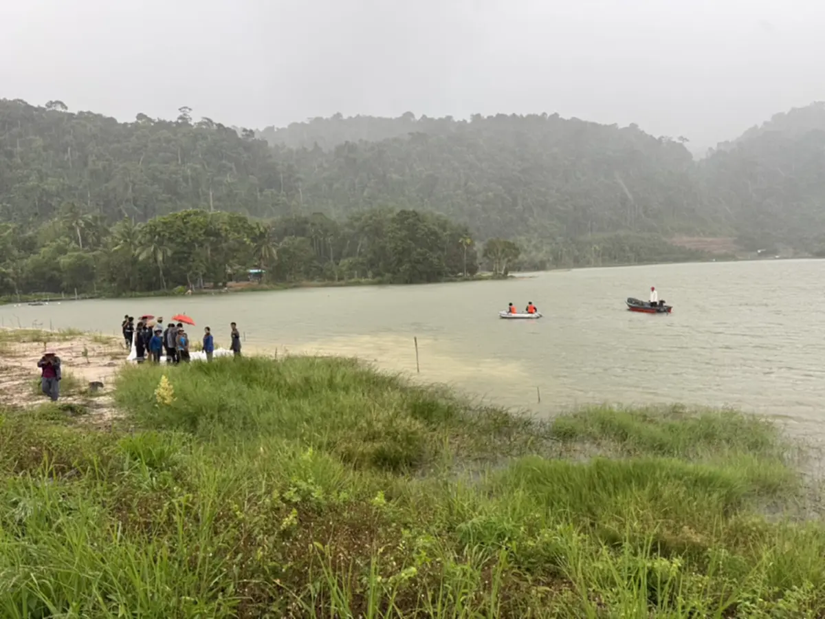 อีกแค่สิบกว่าเมตรถึงฝั่ง! เรือไฟเบอร์ล่ม 5 ชีวิตจมน้ำ ดับ 2 ราย