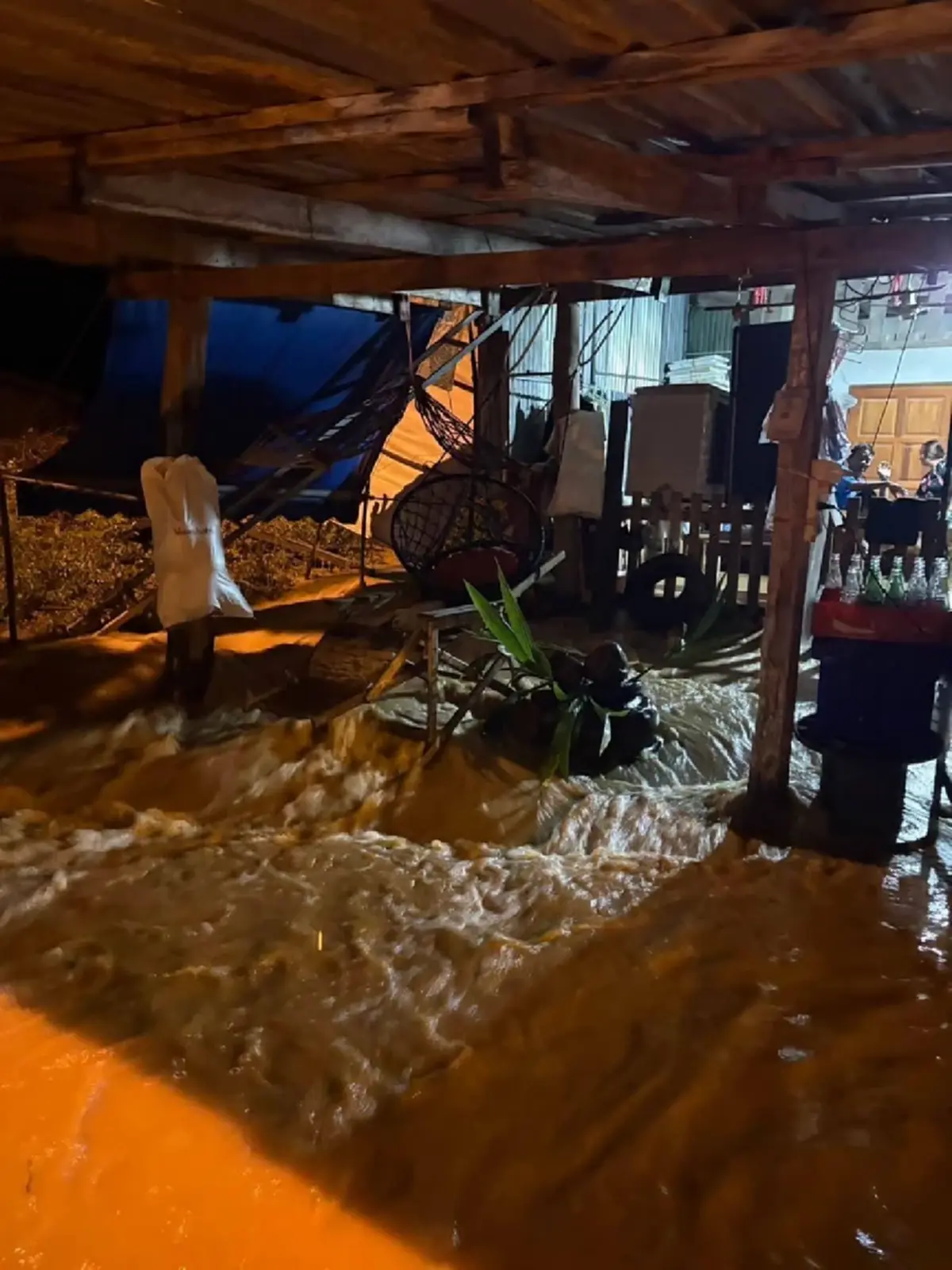ฝนถล่มท่าตะเกียบ! น้ำป่ามาเร็ว ชาวบ้านอพยพวุ่นกลางดึก