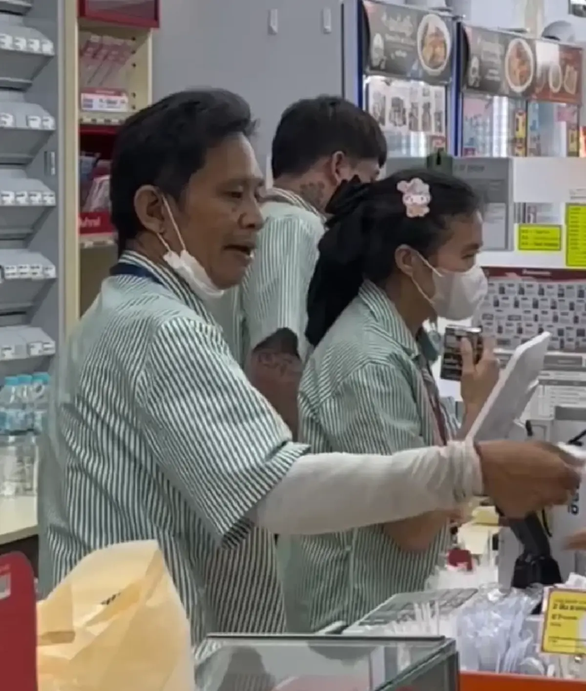 รู้แล้วเป็นใคร พนง.ร้านสะดวกซื้อพูดได้ 7 ภาษา ที่แท้จบสูง มีแฟนไม่ธรรมดา