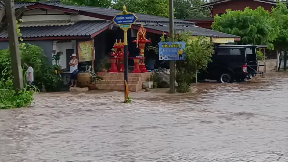 น้ำป่าซัดราชบุรีท่วมฉับพลัน! ถนนพังตัดขาด ข้าวของลอยหาย