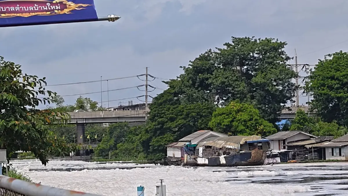 ปทุมฯ ฉีดสาร พด.6 กว่า 5 พันลิตร สลายฟองปริศนา-ดับกลิ่นเน่า