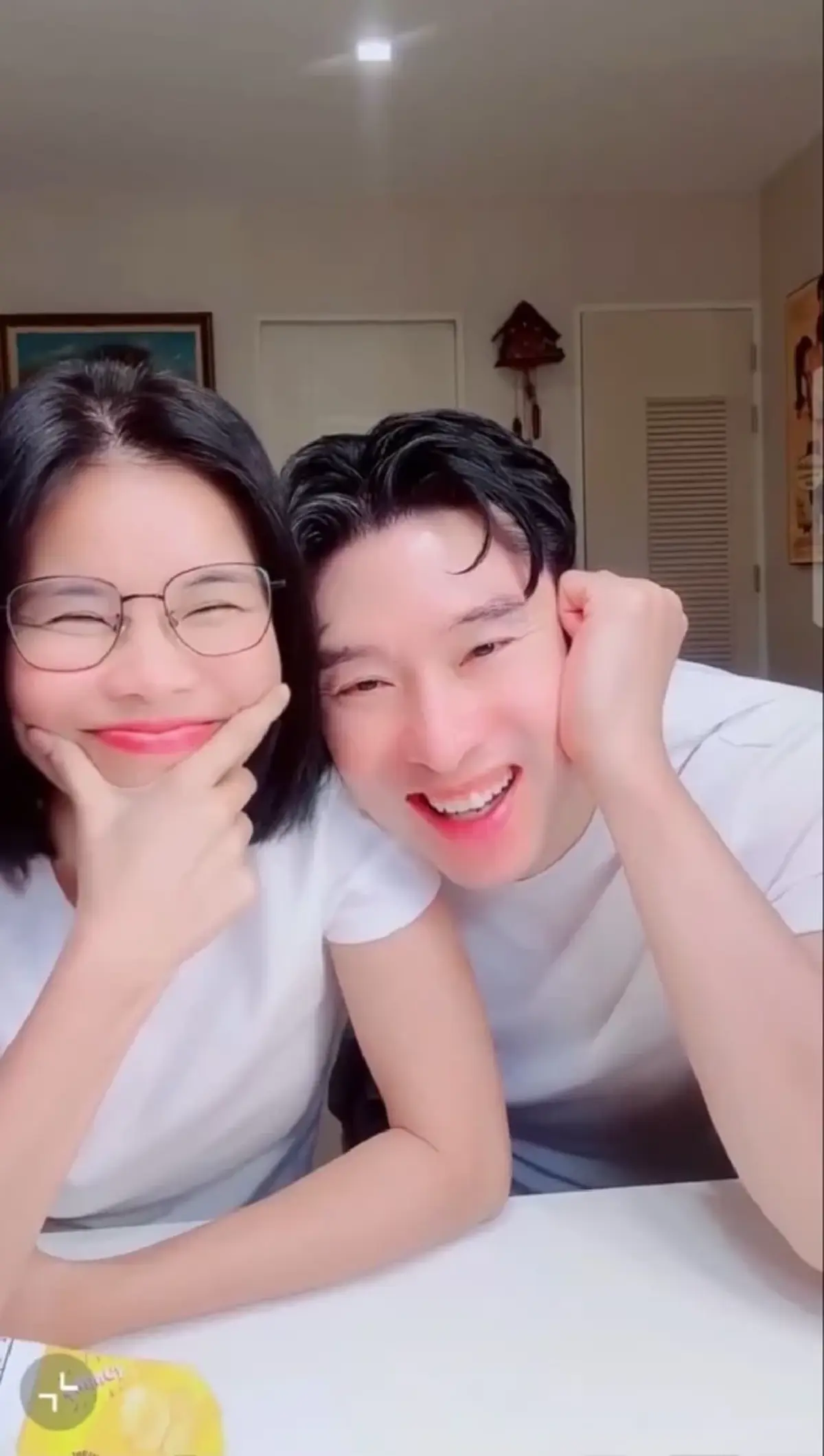 ฮือฮา "หม่อมเอ็กซ์" โพสต์ภาพคู่ "รุ้ง ราวรรณ" พร้อมแคปชั่นเด็ด