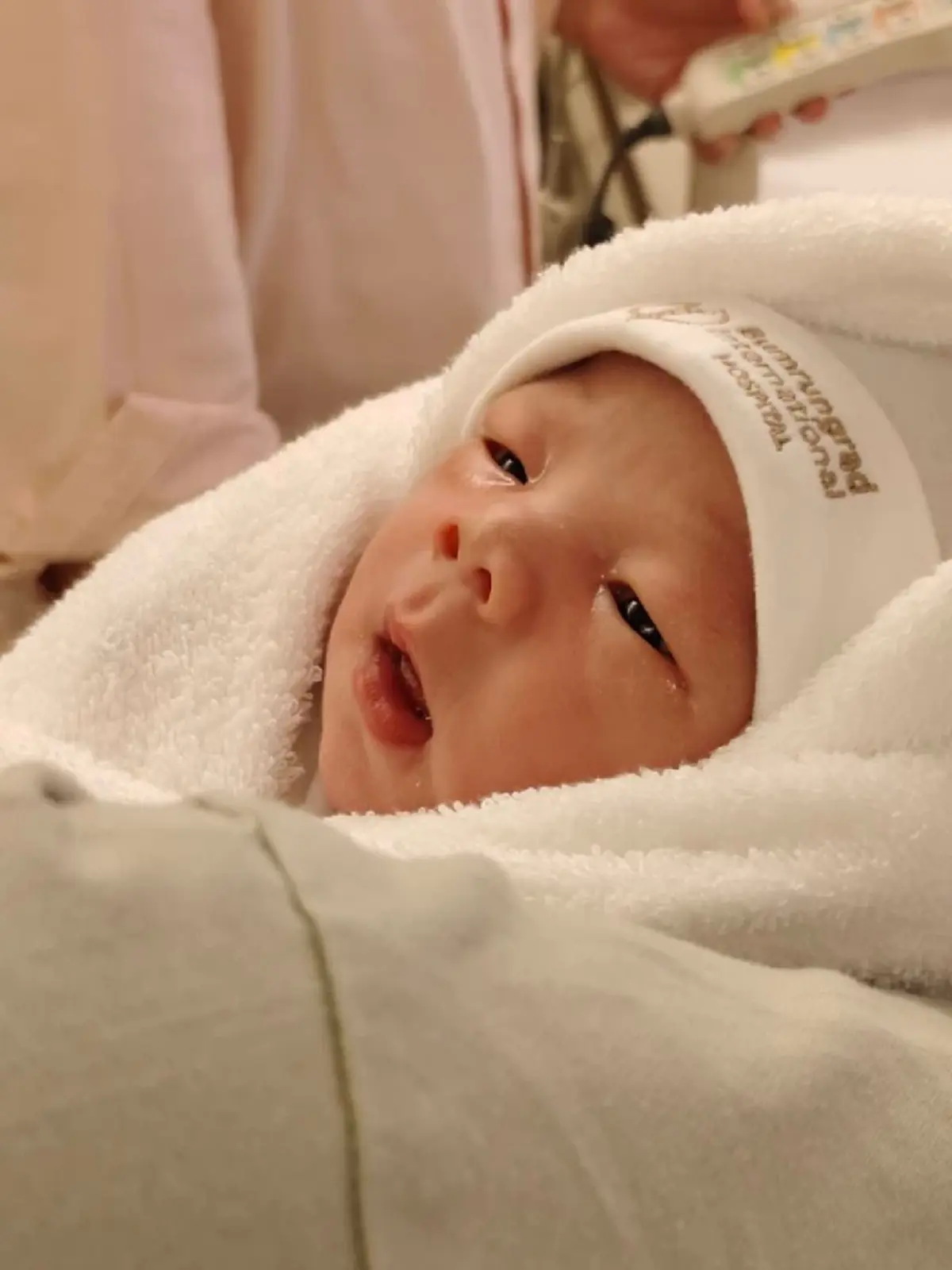 เมย์ พิชญ์นาฏ คลอดแล้ว เผยโฉมหนูน้อยผิวขาวจ้ำม่ำน่ารักน่าเอ็นดู