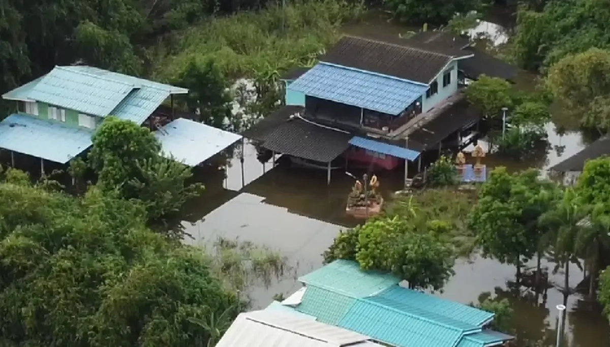 น้ำท่วมอยุธยายังอ่วมหนัก ชุมชนบ้านเกาะจมบาดาลกว่า 100 หลังคาเรือน