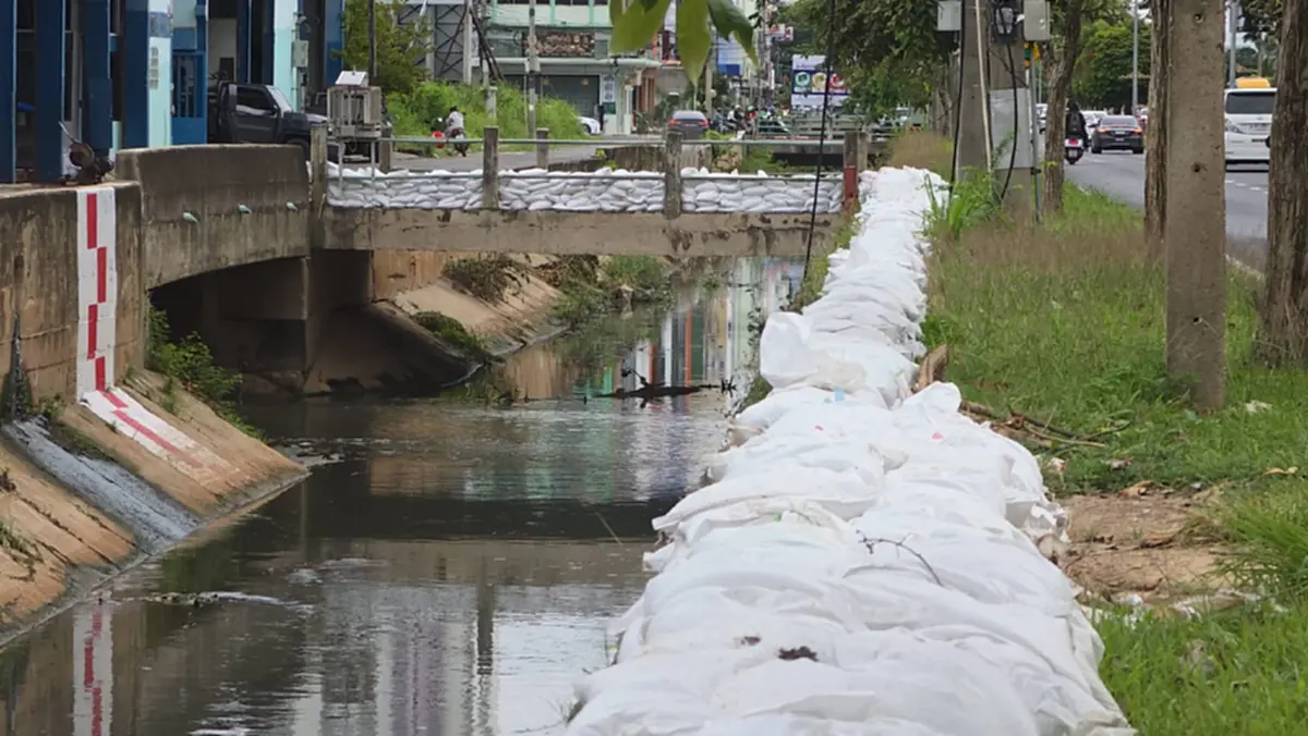 ชาวบ้านหาดใหญ่โวยวางกระสอบทรายคลอง 30 เมตร จี้ตั้งเครื่องดันน้ำ
