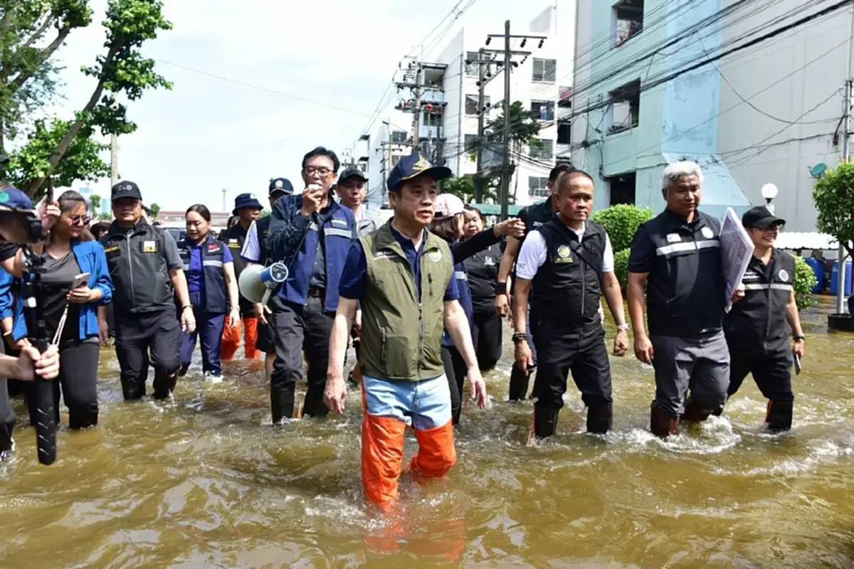 “สุริยะ” ลุยน้ำท่วมออเงิน เร่งสูบน้ำคาดแห้งใน 2 วัน ขนถุงยังชีพ อาหารช่วยชาวบ้าน 2,100 ชุด