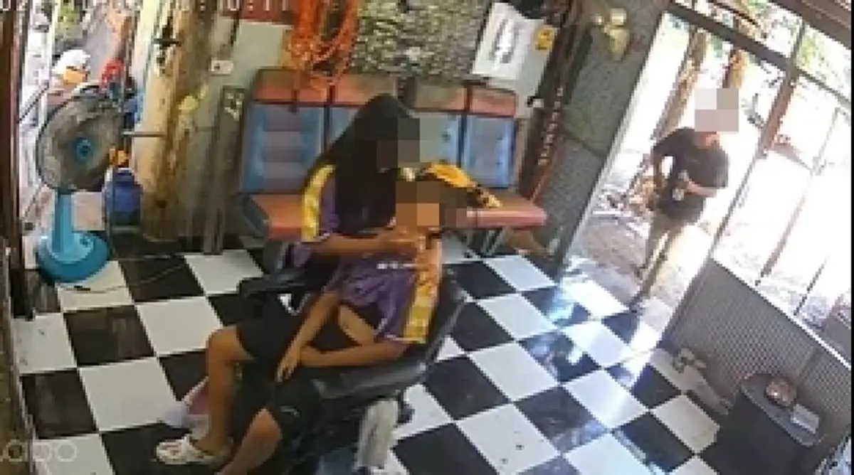 ช่างใจหาย ลูกค้านั่งตัดผม จู่ๆ วูบนึกว่าหลับ ก่อนรีบดูอาการทันที