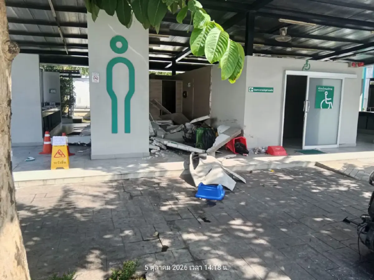 ระทึก รถ EV พุ่งชนห้องน้ำปั๊ม หนุ่มกำลังนั่งปลดทุกข์ถูกผนังถล่มทับ