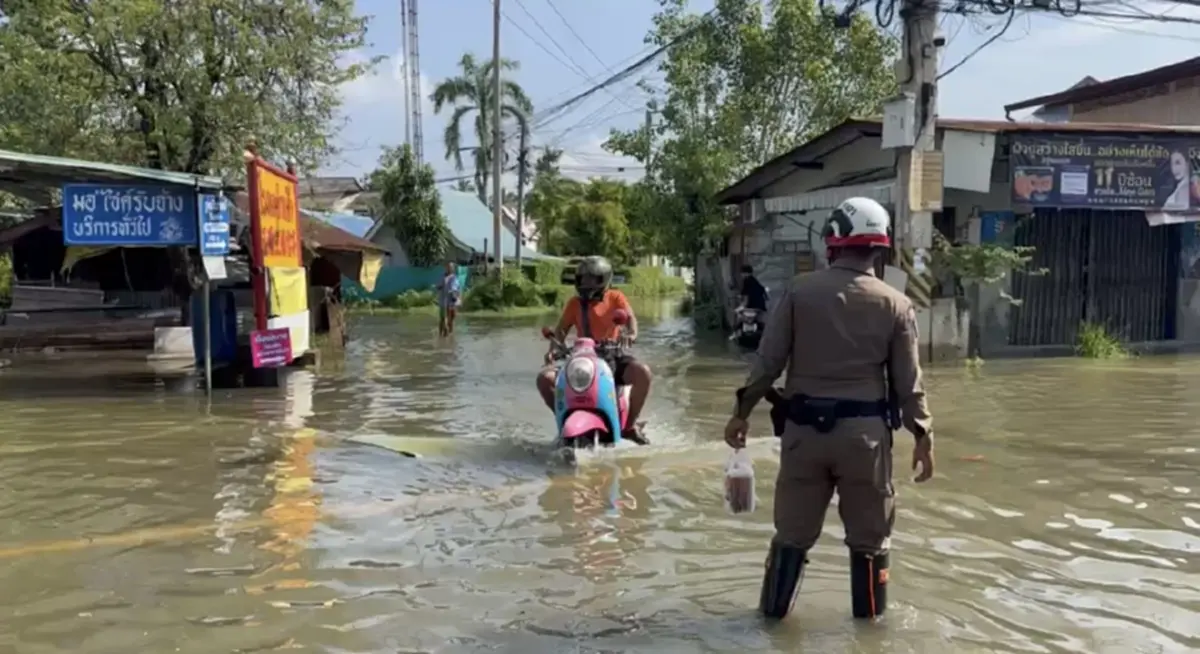 หนักสุดในรอบ 60 ปี! น้ำหนุนท่วมตลาดน้ำอัมพวาถึงชั้นบนบ้าน