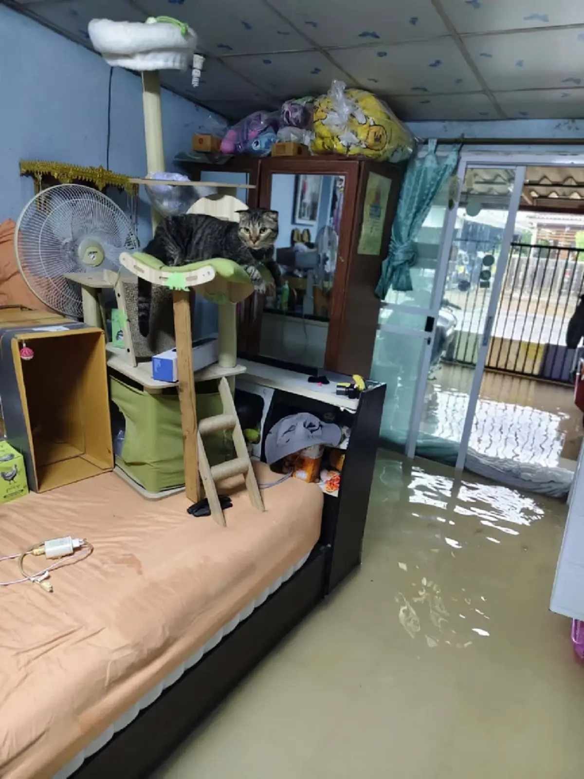 ฝนตกหนักน้ำป่าทะลักท่วม รร.บ้านห้วยหิน 50 ซม. สนามชัยเขตอ่วม